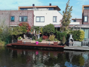 Sunny holiday home in Alkmaar on the water